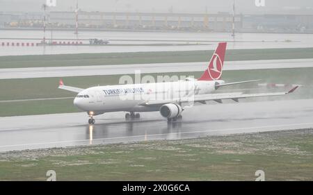 ISTANBUL, TURKIYE - 15 OCTOBRE 2022 : l'Airbus A330-303 (1529) de Turkish Airlines atterrit à l'aéroport international d'Istanbul Banque D'Images