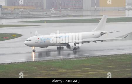 ISTANBUL, TURKIYE - 15 OCTOBRE 2022 : L'Airbus A330-343X (879) de MNG Airlines atterrit à l'aéroport international d'Istanbul Banque D'Images