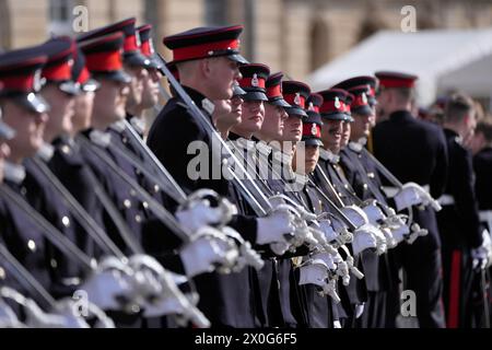 Officiers Cadets commissionnés en tant qu'officiers de l'armée se préparent dans le nouveau College Square avant le défilé du souverain à l'ancien collège de la Royal Military Academy Sandhurst (RMAS) à Camberley, Surrey. Le chef d'état-major de l'armée de terre en France représente le roi Charles III au défilé de la 120e année de la signature de l'Entente cordiale anglo-française. Date de la photo : vendredi 12 avril 2024. Banque D'Images