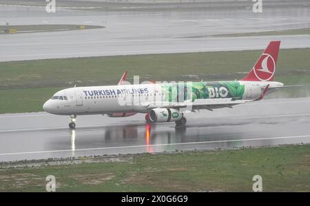 ISTANBUL, TURKIYE - 15 OCTOBRE 2022 : l'Airbus A321-231 (6709) de Turkish Airlines atterrit à l'aéroport international d'Istanbul Banque D'Images