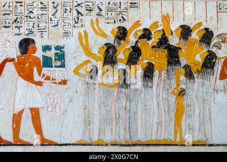 Gros plan d'une peinture colorée dans le tombeau de Ramose dans la vallée des nobles, Louxor rive ouest, Egypte Banque D'Images