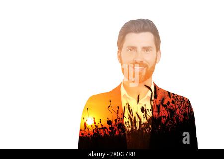 Double exposition de bel homme d'affaires et plantes dans le champ au coucher du soleil Banque D'Images
