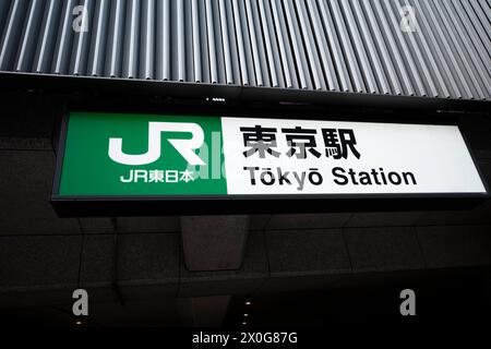 Tokyo, Japon. 12 avril 2024. La gare de Tokyo, ouverte en 1914, est un centre de transport historique au Japon. Sa façade emblématique en briques rouges et ses toits en forme de dôme reflètent l'architecture du début du XXe siècle. Desservant des millions de passagers chaque année, il relie différentes lignes de chemin de fer, y compris les trains à grande vitesse Shinkansen, ce qui en fait une porte d'entrée vitale vers Tokyo et au-delà. (Crédit image : © Taidgh Barron/ZUMA Press Wire) USAGE ÉDITORIAL SEULEMENT! Non destiné à UN USAGE commercial ! Banque D'Images