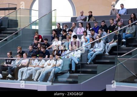 164. Sitzung des Bundestages Deutschland, Berlin, AM 12. Avril 2024 : Ein Gruppe Schüler und Jugelndlichen auf der Tribune im Bundestag beim Thema Bekämpfung von Antisemitismus Auf Antrag der CDU/CSU. Einer der Besucher Hat einen blauen Kopftuch. *** 164 session du Bundestag Allemagne, Berlin, 12 avril 2024 Un groupe d'étudiants et de jeunes sur la tribune du Bundestag sur le thème de la lutte contre l'antisémitisme à la demande de la CDU CSU un des visiteurs a un foulard bleu Banque D'Images