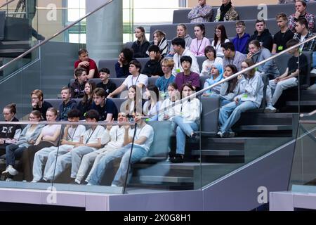 164. Sitzung des Bundestages Deutschland, Berlin, AM 12. Avril 2024 : Ein Gruppe Schüler und Jugelndlichen auf der Tribune im Bundestag beim Thema Bekämpfung von Antisemitismus Auf Antrag der CDU/CSU. Einer der Besucher Hat einen blauen Kopftuch. *** 164 session du Bundestag Allemagne, Berlin, 12 avril 2024 Un groupe d'étudiants et de jeunes sur la tribune du Bundestag sur le thème de la lutte contre l'antisémitisme à la demande de la CDU CSU un des visiteurs a un foulard bleu Banque D'Images