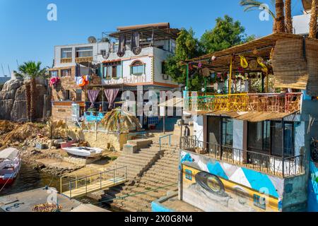 Restaurants nubiens colorés et maisons sur l'île Éléphantine, paysage urbain à Assouan, Egypte Banque D'Images