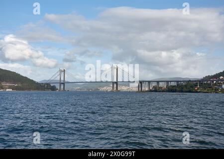 Pont de Rande sur Vigo Ria, Pontevedra, Galice, Espagne. Il s'agit d'un pont à haubans reliant Vigo à la péninsule de Morrazo. Banque D'Images