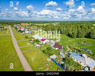 Vue générale de la rue dans le village de Berezovka, district de Krapivinsky, région de Kemerovo, espaces ouverts de la plaine de Sibérie, foyer sélectif Banque D'Images