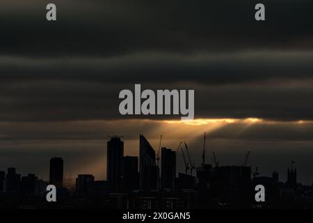 Londres, Royaume-Uni. 11 avril 2024. Météo britannique : les rayons de soleil sombres du soir ont frappé les bâtiments de Strata SE1 et Draper House se terminant par un jeudi chaud. Crédit : Guy Corbishley/Alamy Live News Banque D'Images