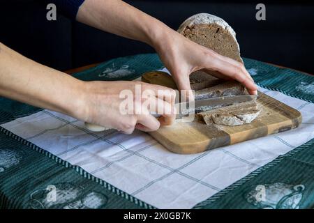 Broa de Avintes, pain traditionnel de Vila de Avintes, Vila Nova de Gaia, Portugal. Pain noir avec farine de maïs, seigle et orge. Banque D'Images