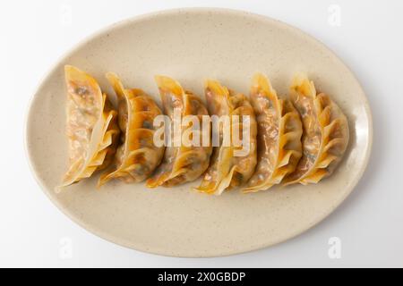 Boulettes de kimchi sur fond blanc Banque D'Images