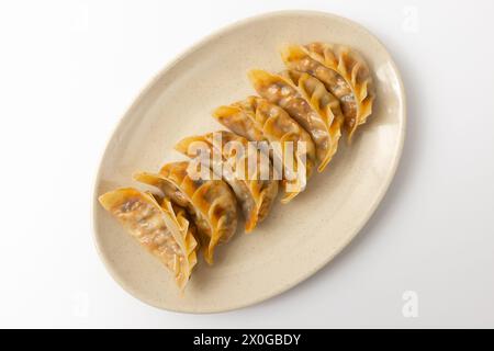 Boulettes de kimchi sur fond blanc Banque D'Images