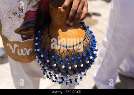 Mains tenant un instrument à percussion. Musique africaine. Banque D'Images