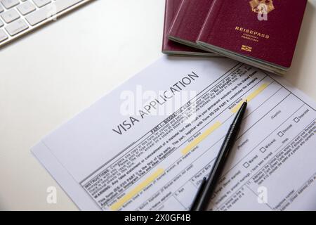 Gros plan d'un document de demande de visa avec un passeport allemand Banque D'Images