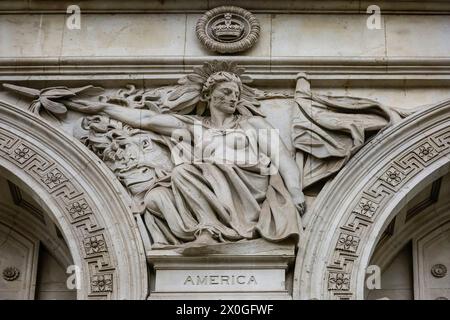 Façade au Foreign and Commonwealth Office Whitehall Building, figures ornementales de haut-relief par H. H. Armstead et J. Birnie Philip, ici Amérique, Banque D'Images