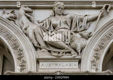 Façade au Foreign and Commonwealth Office Whitehall Building, figures ornementales de haut-relief par H. H. Armstead et J. Birnie Philip, ici Australasi Banque D'Images