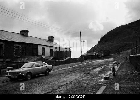 L'ancien village minier de Troedrhiwfuwch dans un état semi-abandonné avant sa démolition, vallée de Rhymney, pays de Galles du Sud, 1983 Banque D'Images