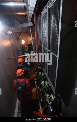 Sumperk, République tchèque. 12 avril 2024. CEZ Power Group investit cette année plus de 400 millions de CZK dans la réparation et la modernisation de la centrale hydroélectrique à accumulation par pompage de Dlouhe strane dans la chaîne de montagnes Jeseniky en Moravie du Nord. La centrale dispose de deux turbines Francis inversées d’une puissance de 2 fois 325 MW. Sur la photo est le stator du générateur, près de Sumperk, République tchèque, 12 avril 2024. Crédit : Ludek Perina/CTK photo/Alamy Live News Banque D'Images