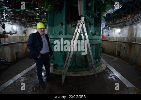 Sumperk, République tchèque. 12 avril 2024. CEZ Power Group investit cette année plus de 400 millions de CZK dans la réparation et la modernisation de la centrale hydroélectrique à accumulation par pompage de Dlouhe strane dans la chaîne de montagnes Jeseniky en Moravie du Nord. La centrale dispose de deux turbines Francis inversées d’une puissance de 2 fois 325 MW. Sur la photo, le chef de la centrale hydroélectrique Dlouhe Strane Ludvik Strobl, près de Sumperk, en République tchèque, le 12 avril 2024. Crédit : Ludek Perina/CTK photo/Alamy Live News Banque D'Images