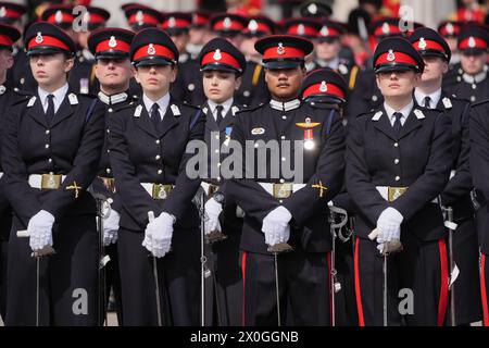 Les cadets officiers de l'armée se mettent en service facilement pendant le défilé du souverain à la Royal Military Academy Sandhurst (RMAS) à Camberley, Surrey. Le chef d'état-major de l'armée de terre en France représente le roi Charles III au défilé de la 120e année de la signature de l'Entente cordiale anglo-française. Date de la photo : vendredi 12 avril 2024. Banque D'Images