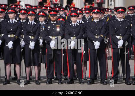 Les cadets officiers qui sont commissionnés en tant qu'officiers de l'armée de terre participent au défilé du souverain à la Royal Military Academy Sandhurst (RMAS) à Camberley, Surrey. Le chef d'état-major de l'armée de terre en France représente le roi Charles III au défilé de la 120e année de la signature de l'Entente cordiale anglo-française. Date de la photo : vendredi 12 avril 2024. Banque D'Images