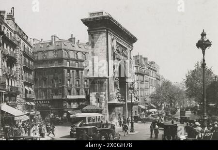 La porte de Plaz Saint Denis tourne majestueusement. Les voitures et les autobus circulent autour d'elle. Les gens se rassemblent, se rencontrent et partent des deux côtés de la place. Vie urbaine. Et pourtant, deux hommes se tiennent debout au milieu de la rue, parlant apparemment sans être dérangés [traduction automatique] Banque D'Images