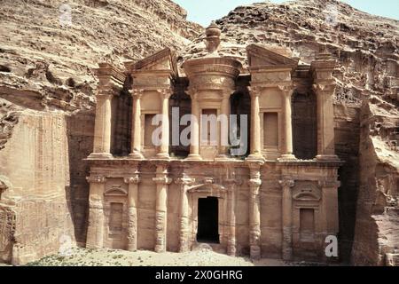 Le temple Nabatéan Ad Deir dans un rocher dans la gorge de Petra. [traduction automatique] Banque D'Images