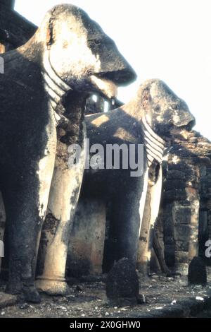 Le temple Wat Chang LOM à si Satchanlai entouré de statues d'éléphants. [traduction automatique] Banque D'Images