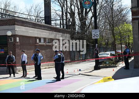 Chicago, Illinois, États-Unis. 9 avril 2024. La police converge sur une scène de crime, où deux personnes ont été abattues et l'une d'elles a été tuée. Deux personnes tuées, une tuée en plein jour à Chicago, Illinois, États-Unis. Un homme de 41 ans et un homme de 33 ans se trouvaient à l'extérieur au bloc 6900 de l'avenue N. Glenwood mardi matin vers 11 h 16 lorsqu'un délinquant inconnu s'est approché et a commencé à tirer des coups de feu dans leur direction. La victime de sexe masculin de 41 ans a été blessée par balle au dos et a été transportée à l'hôpital, en bon état, et la victime de sexe masculin de 33 ans a été transportée Banque D'Images