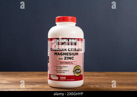 Zhongshan Chine-février 29 2024 : bouteille de citrate de calcium Kirkland magnésium et zinc avec des comprimés de vitamine D3. Banque D'Images