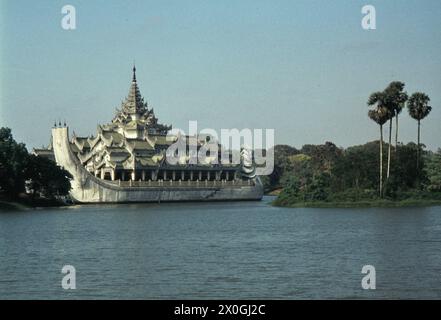 La réplique d'une barge royale dans le Palais Karaweik à Yangon. Banque D'Images