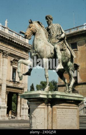 Statue équestre de l'empereur Marcus Aurelius sur la place du Capitole à Rome. [traduction automatique] Banque D'Images