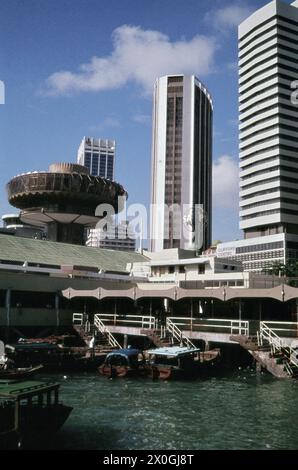 'Le port de Sampan' et les bâtiments bancaires et commerciaux modernes sur Raffles Quay à Clifford Pier à Singapour. [traduction automatique]' Banque D'Images