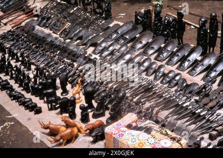 'Sculptures sur bois à vendre dans le village de MTO wa Mbu (''rivière Mosquito'') au lac Manyara en Tanzanie. [traduction automatique]' Banque D'Images