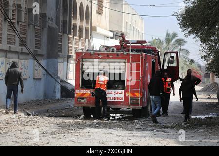 Un camion de pompier se déploie sous forme de flots de fumée depuis un bâtiment après un bombardement israélien à Nuseirat Un camion de pompier se déploie sous forme de flots de fumée depuis un bâtiment après un bombardement israélien à Nuseirat, dans le centre de Gaza, le 12 avril 2024, au milieu de batailles en cours entre Israël et le groupe militant palestinien Hamas. Le 12 avril, les autorités du territoire palestinien côtier dirigé par le Hamas ont signalé des dizaines de nouvelles frappes aériennes dans la région centrale de Gaza. Photo Naaman Omar apaimages Nusairat bande de Gaza territoire palestinien 120424 Nusairt Naa 1 006 Copyright : xapaimagesxNaamanxOmarxxxapaimagesx Banque D'Images