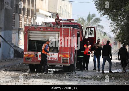 Un camion de pompier se déploie sous forme de flots de fumée depuis un bâtiment après un bombardement israélien à Nuseirat Un camion de pompier se déploie sous forme de flots de fumée depuis un bâtiment après un bombardement israélien à Nuseirat, dans le centre de Gaza, le 12 avril 2024, au milieu de batailles en cours entre Israël et le groupe militant palestinien Hamas. Le 12 avril, les autorités du territoire palestinien côtier dirigé par le Hamas ont signalé des dizaines de nouvelles frappes aériennes dans la région centrale de Gaza. Photo Naaman Omar apaimages Nusairat bande de Gaza territoire palestinien 120424 Nusairt Naa 1 008 Copyright : xapaimagesxNaamanxOmarxxxapaimagesx Banque D'Images