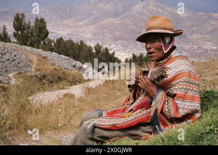 Un vieil Indien en costume traditionnel joue de la guitare sur une pente à Ainko. [traduction automatique] Banque D'Images