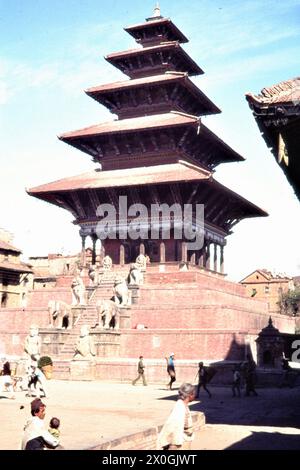 Les gens devant les marches du temple de Nyatapola, la pagode la plus élevée de la vallée de Katmandou, avec cinq étages, à Bhaktapur. [traduction automatique] Banque D'Images