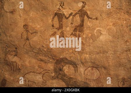 Rock dessin avec les humains et les animaux, dans les montagnes du Tassili n'Ajjer. Banque D'Images