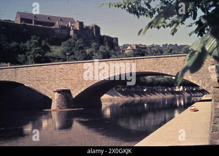 Vue sur le Semois jusqu'au château de Bouillon. [traduction automatique] Banque D'Images