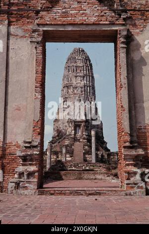 Afficher via une passerelle sur le Phra Prang dans le complexe du temple de Wat Ratchaburana ruinée à Ayutthaya. Banque D'Images