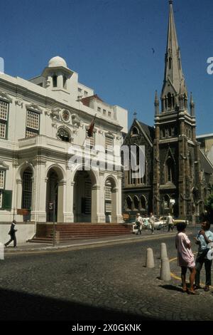 Passants sur Longmarket Street en face de la vieille ville et de l'église méthodiste du Cap. [traduction automatique] Banque D'Images