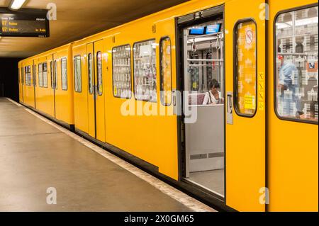 Un train U-Bahn U7 en direction de Rudow à la station de U-Bahn Hermannplatz un ancien train U-Bahn U7 coloré Yelow en direction de Rudow à la station de U-Bahn Hermannplatz, prenant en charge de nouveaux passagers et navetteurs. Berlin, Allemagne. Berlin U-Bahn Hermannplatz Berlin Allemagne Copyright : xGuidoxKoppesx Banque D'Images