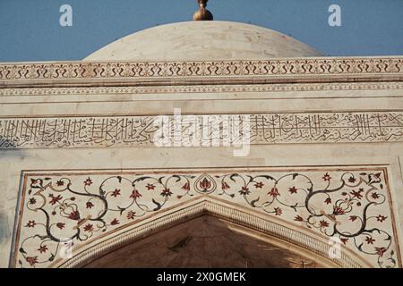 Œuvre incrusté sur l'arche de l'entrée principale sud du Palais Taj Mahal à Agra. [traduction automatique] Banque D'Images