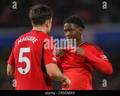 Londres, Royaume-Uni. 04 avril 2024 - Chelsea v Manchester United - premier League - Stamford Bridge. Kobbie Mainoo et Harry Maguire contre Chelsea. Crédit photo : Mark pain / Alamy Live News Banque D'Images