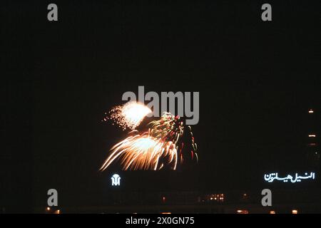 Feux d'artifice au-dessus du Nil depuis l'hôtel Cléopâtre au Caire. [traduction automatique] Banque D'Images