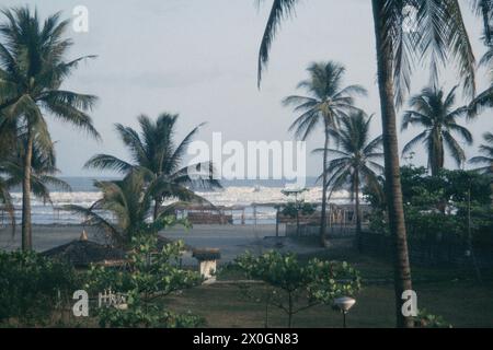 Vue depuis la terrasse d'un hôtel jusqu'à la plage et la mer de Chine méridionale en face de Lingayen. [traduction automatique] Banque D'Images