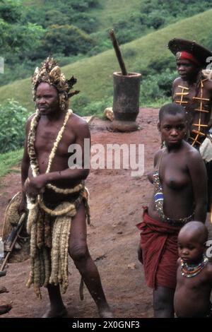 Un chef de Zulu avec des adeptes sur une route de terre dans la vallée d'un millier de collines. [traduction automatique] Banque D'Images