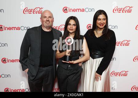 Las Vegas, États-Unis. 11 avril 2024. Shon Greenblatt, Ariana Greenblatt et Soli Greenblatt arrivent pour les prix de la CinemaCon 2024 Big Screen Achievement au Caesars Palace, Las Vegas, Nevada, le jeudi 11 avril 2024. Photo de James Atoa/UPI crédit : UPI/Alamy Live News Banque D'Images