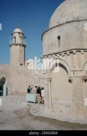 Touristes devant la Chapelle de l'Assomption sur le Mont de l'Ascension à Jérusalem. [traduction automatique] Banque D'Images